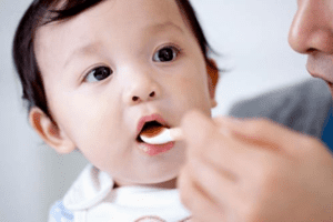 Giao mùa, cảnh giác bệnh viêm đường hô hấp trên ở trẻ em.