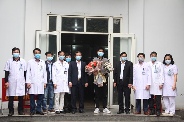 Bệnh nhân thứ 18 mắc Covid - 19 điều trị tại Bệnh viện Đa khoa tỉnh Ninh Bình đã chính thức được xuất viện.